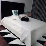 Luxury 3 Bedroom Penthouse With Private Garage Apartamento