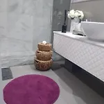 Luxury 3 Bedroom Penthouse With Private Garage *