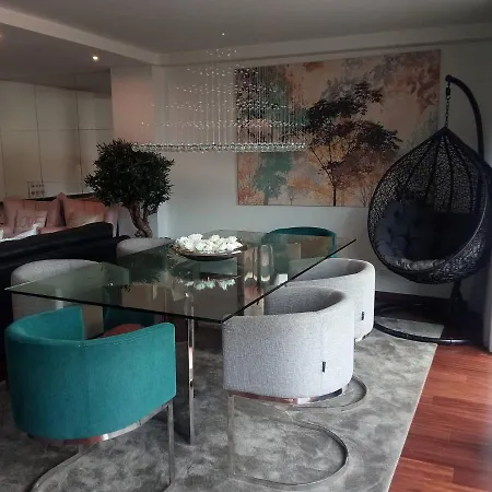 Apartmán Luxury 3 Bedroom Penthouse With Private Garage *
