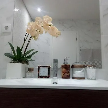 Luxury 3 Bedroom Penthouse With Private Garage *