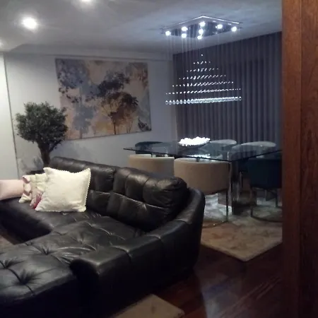 Luxury 3 Bedroom Penthouse With Private Garage Lägenhet