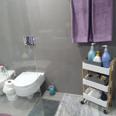 Luxury 3 Bedroom Penthouse With Private Garage *