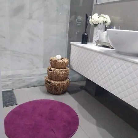 Luxury 3 Bedroom Penthouse With Private Garage *