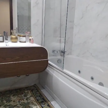 Luxury 3 Bedroom Penthouse With Private Garage * בראגה