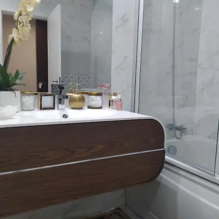 Luxury 3 Bedroom Penthouse With Private Garage Apartman *