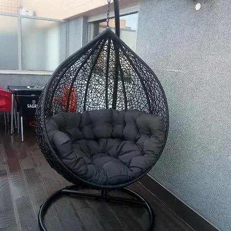 Luxury 3 Bedroom Penthouse With Private Garage شقة