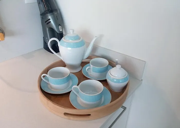 Luxury 3 Bedroom Penthouse With Private Garage *