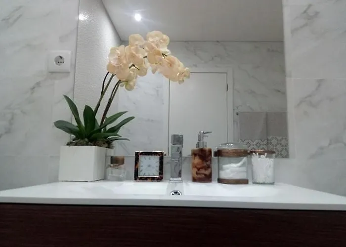 Luxury 3 Bedroom Penthouse With Private Garage *