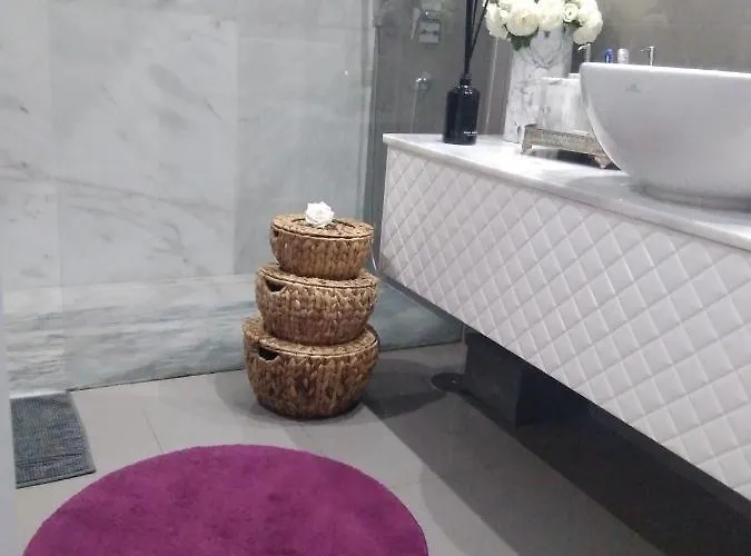 Luxury 3 Bedroom Penthouse With Private Garage *